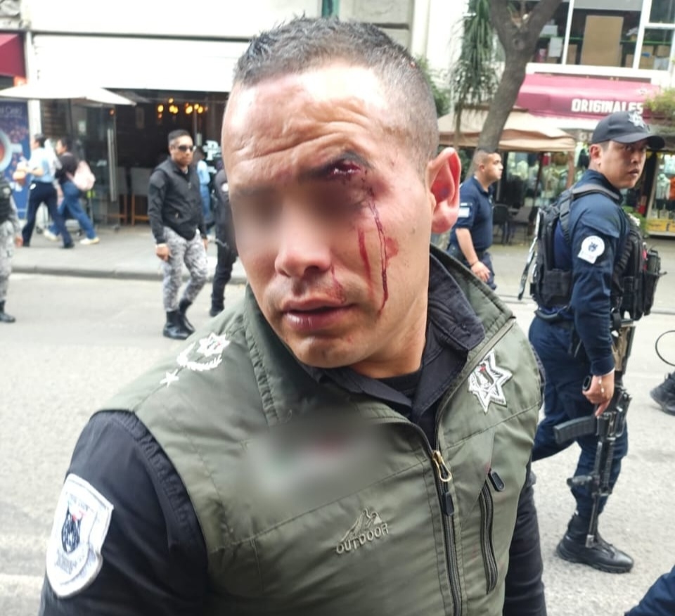 Vendedores informales dan paliza a policía de Toluca