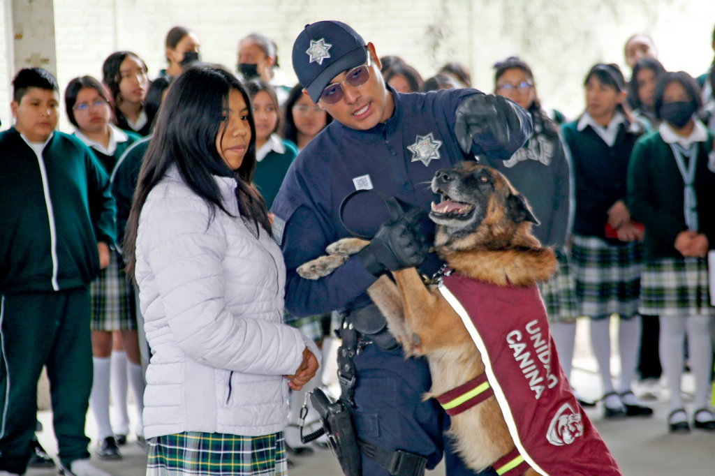 Comunidad escolar conoce a binomios caninos de la SSEM