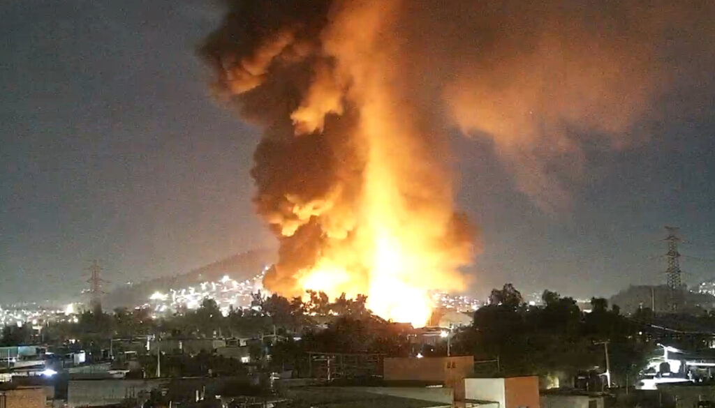 Combaten bomberos fuerte incendio en bodega de químicos en Xalostoc