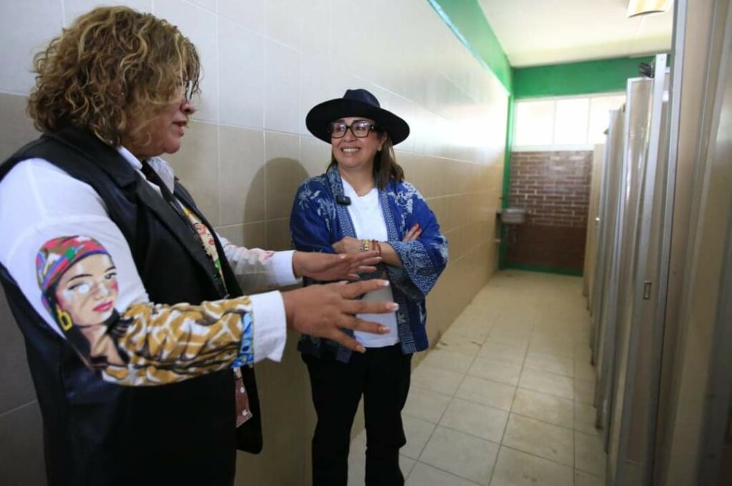 En el Día Mundial del Retrete, inaugura Azucena Cisneros baños secos en secundaria