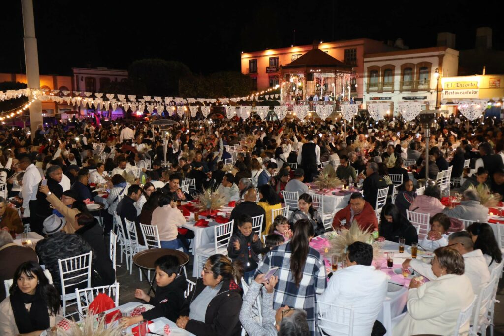 Se efectúa en Metepec la cena romántica más grande de México en el Día del Amor y la Amistad
