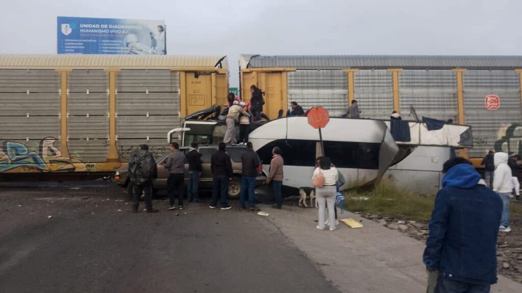 Tragedia en Atlacomulco: tren impacta autobús, deja al menos 8 muertos y 45 heridos
