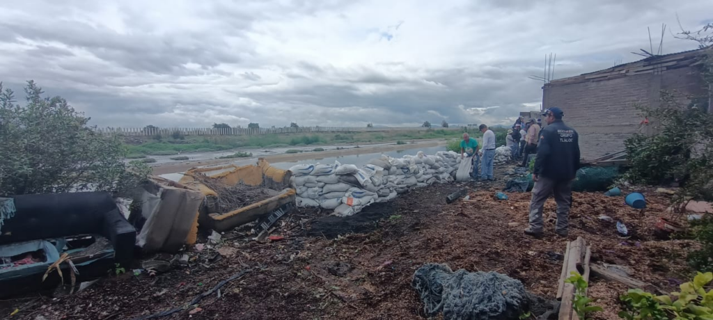 Controlan CAEM y municipio de Chimalhuacán escurrimiento del Río La Compañía