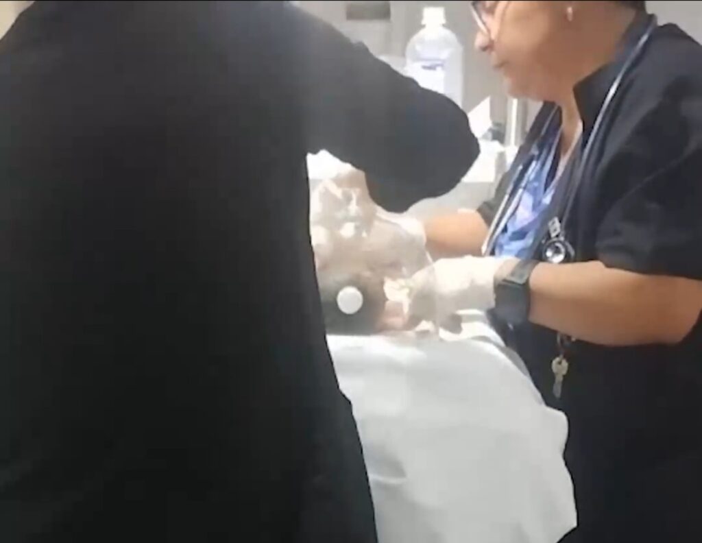 Policías de Neza rescatan a un bebé abandonado en la vía pública