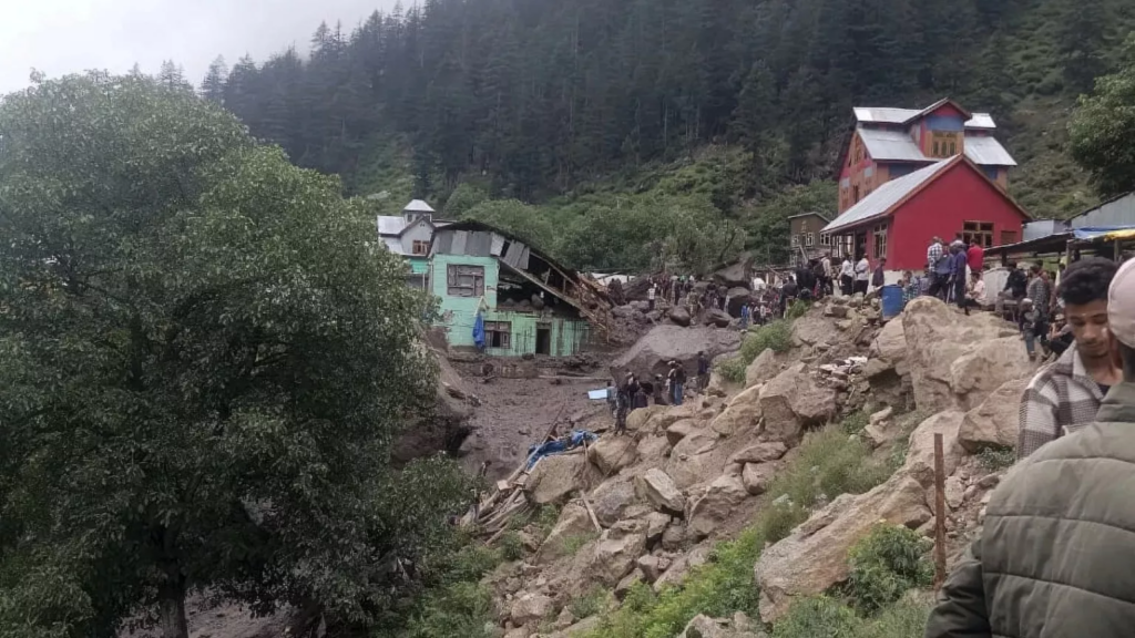 Al menos 32 muertos por inundaciones en las montañas de Cachemira en la India