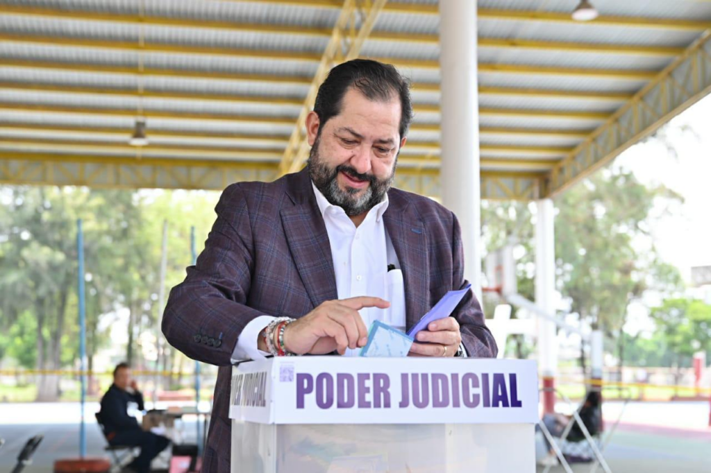 Emite Francisco Vázquez votación en jornada electoral judicial