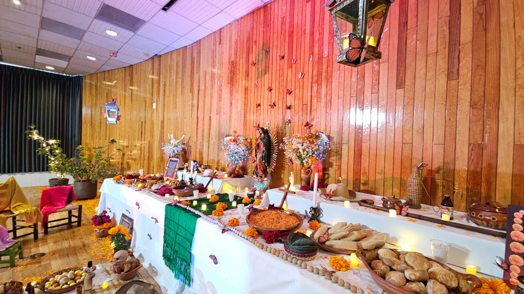 Con ofrenda mazahua, IEEM honra a fieles difuntos