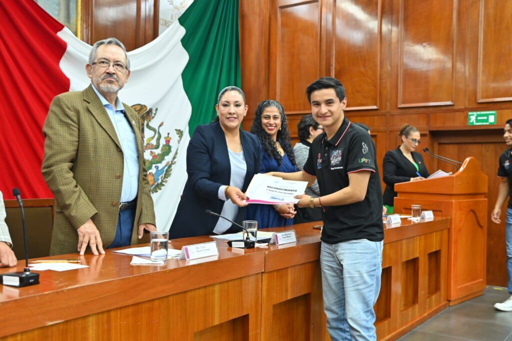 Reconoce Martha Camacho a estudiantes por desarrollo de ‘Go Karts’