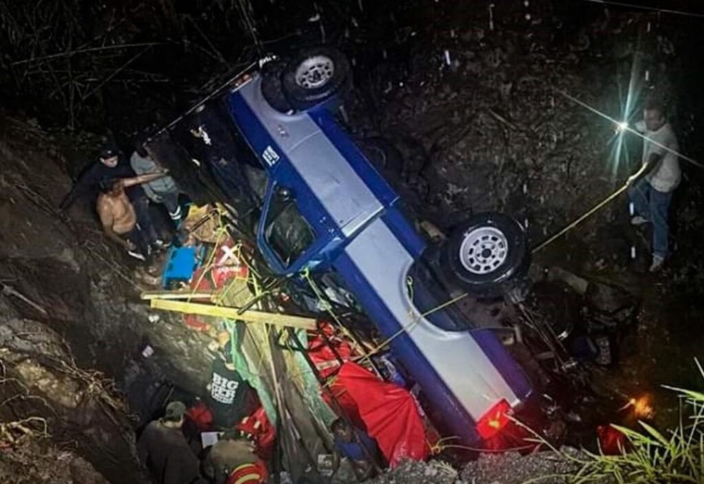 Volcadura de peregrinos rumbo a Chalma deja quince heridos y tres fallecidos
