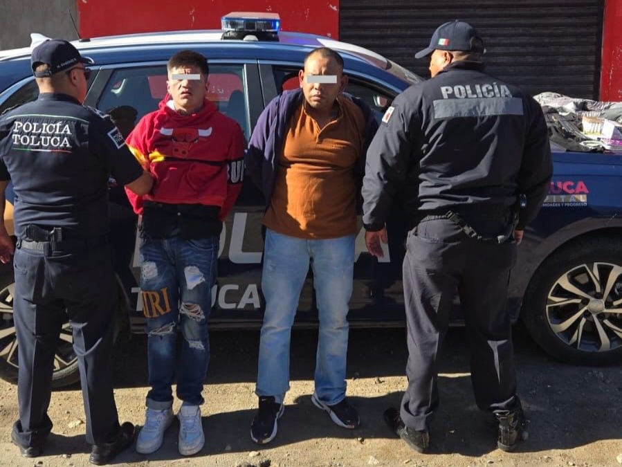 Policía de Toluca detiene a dos sujetos tras asalto a tienda OXXO en Capultitlán