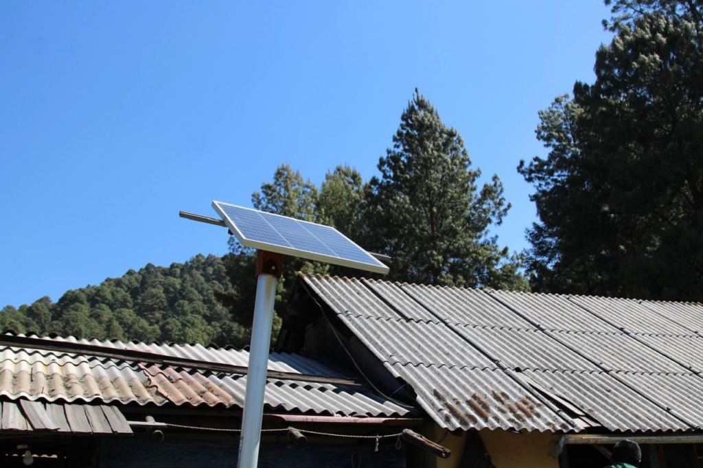 Lleva GEM energía eléctrica a más de mil familias de comunidades rurales con sistemas solares