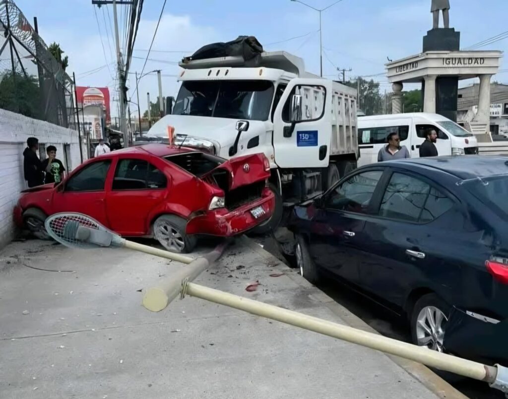 Camión de volteo sin frenos choca contra auto en la México-Texcoco