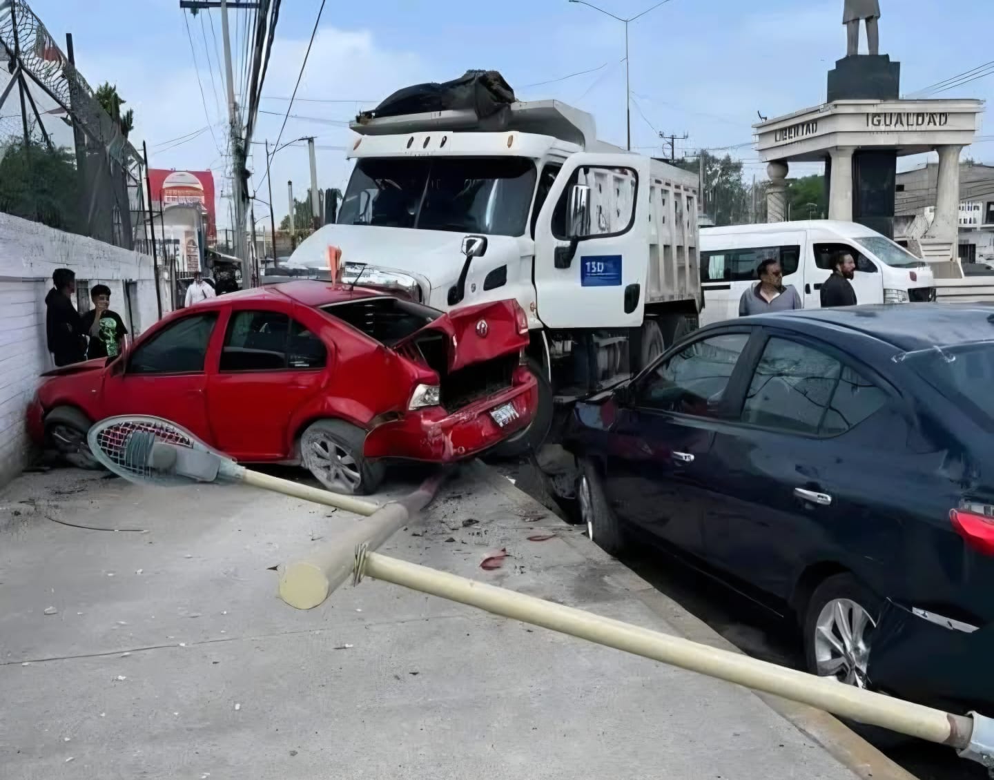 Camión de volteo sin frenos choca contra auto en la México-Texcoco - El ...