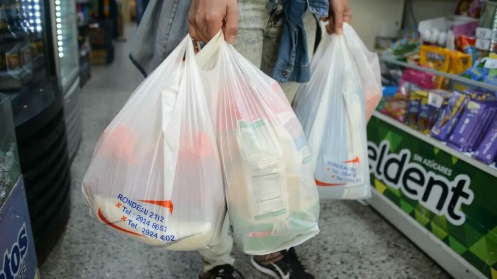 Buscan sanciones de hasta 339 mil 420 pesos, a quien otorgue productos plásticos de un solo uso