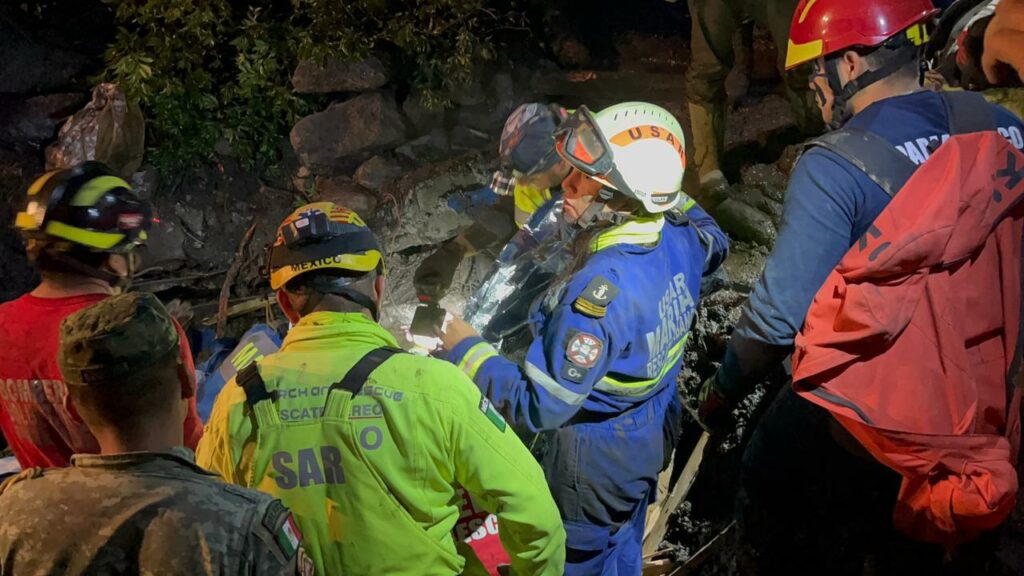Reportan tres fallecidos tras desgajamiento de cerro en Jilotzingo; continúan labores de rescate
