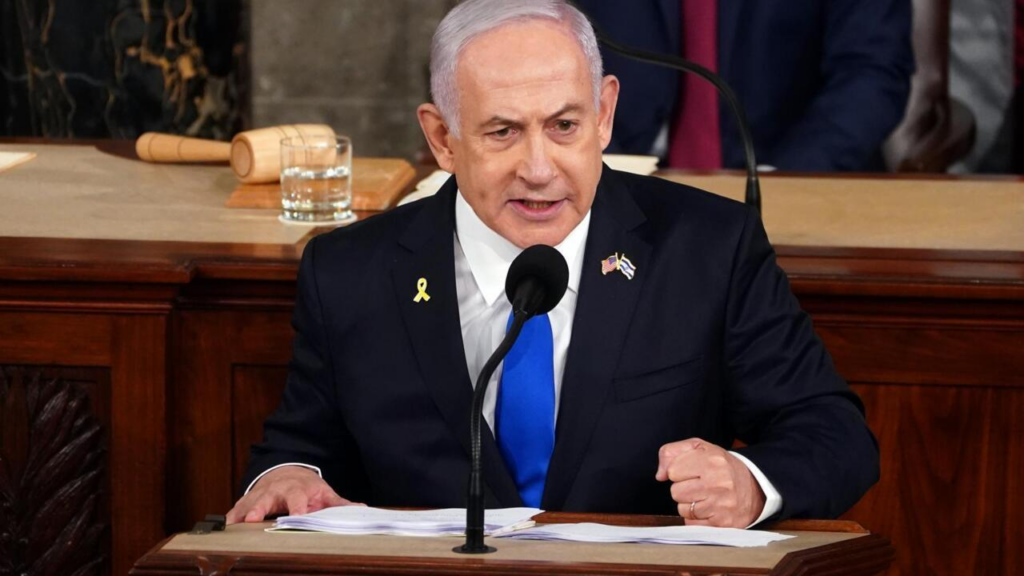 Benjamín Netanyahu, protestó luego que Hamás expusiera los féretros con restos de rehenes