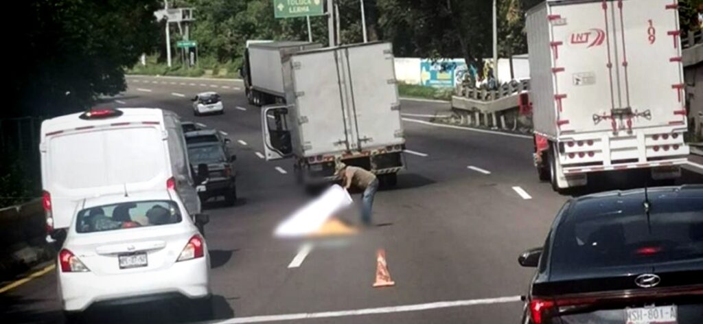 Balean sobre la México – Toluca a conductor de transporte de carga; se resistió a un asalto