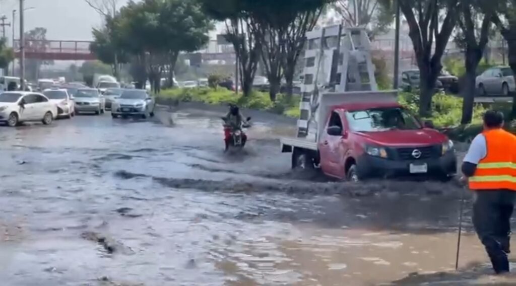 Inundaciones y caos vial persisten en avenida Central entre Nezahualcóyotl y Ecatepec