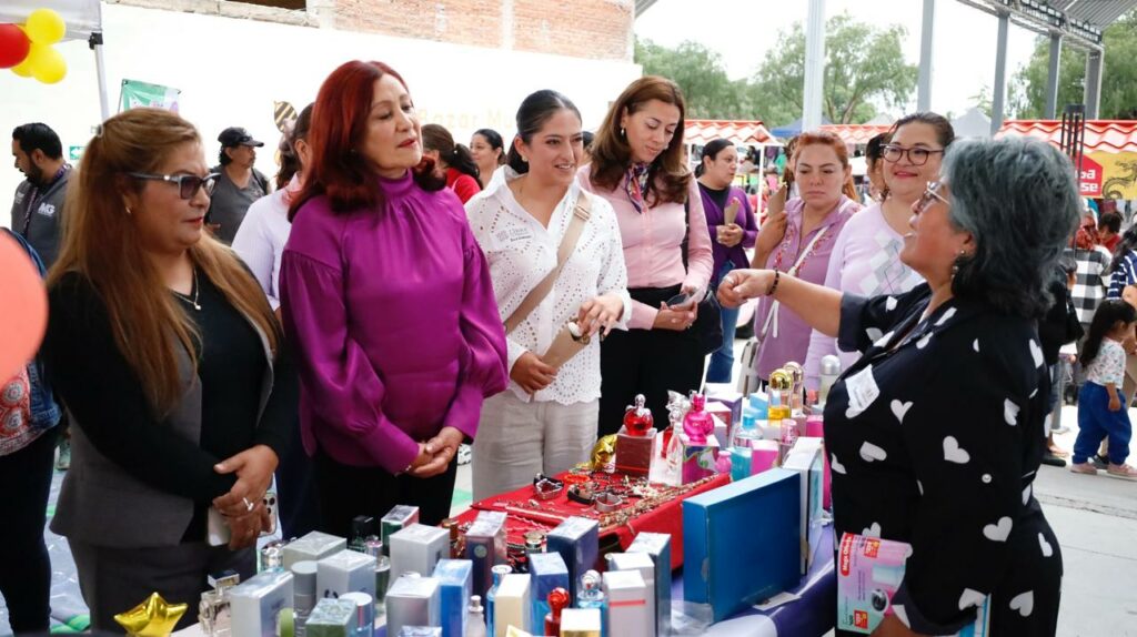 Inaugura Rosi Wong el “Bazar de las Mujeres del Bicentenario”