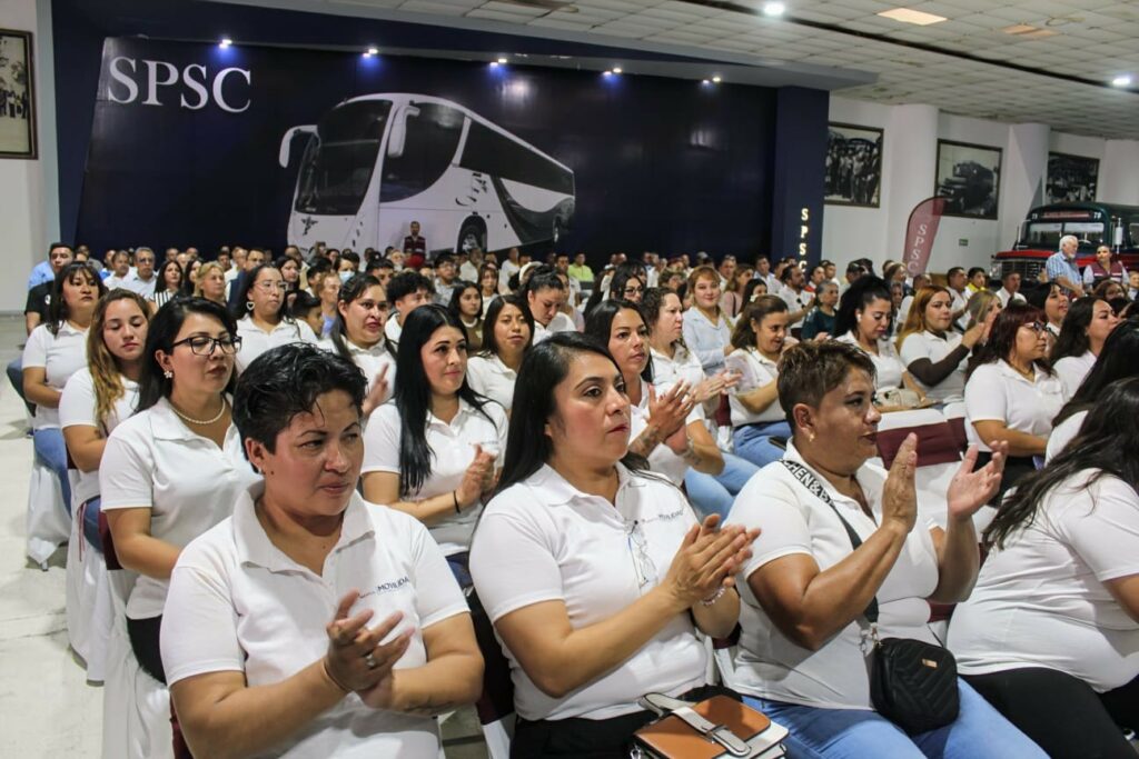 Reciben 49 operadoras de transporte público licencias y certificados “Mujeres al Volante”
