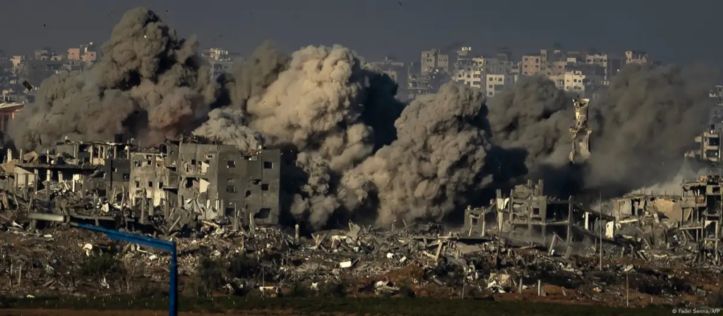 Israel bombardea Gaza en aniversario de inicio del conflicto