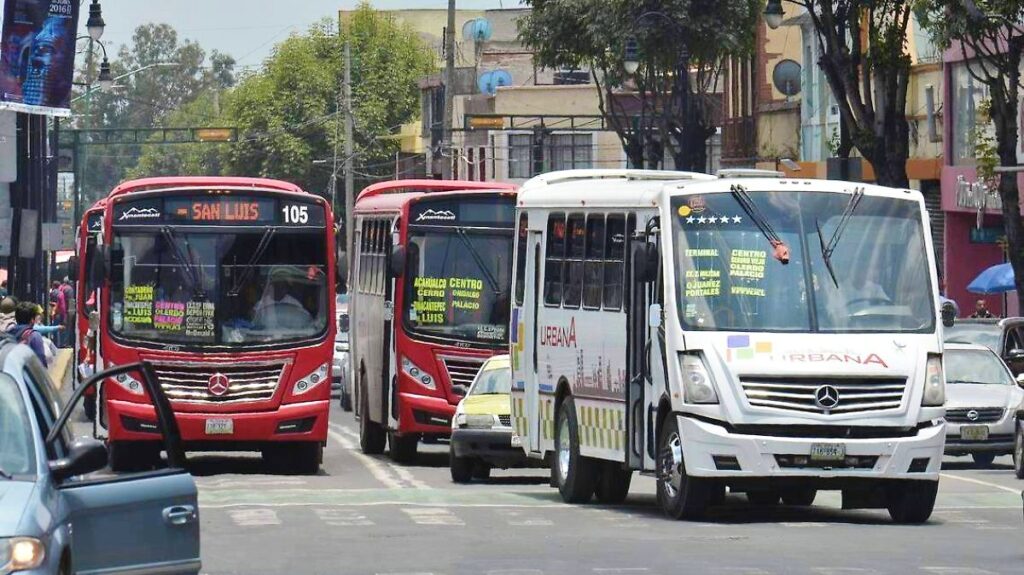 Van transportistas por incremento al pasaje en el Valle de Toluca