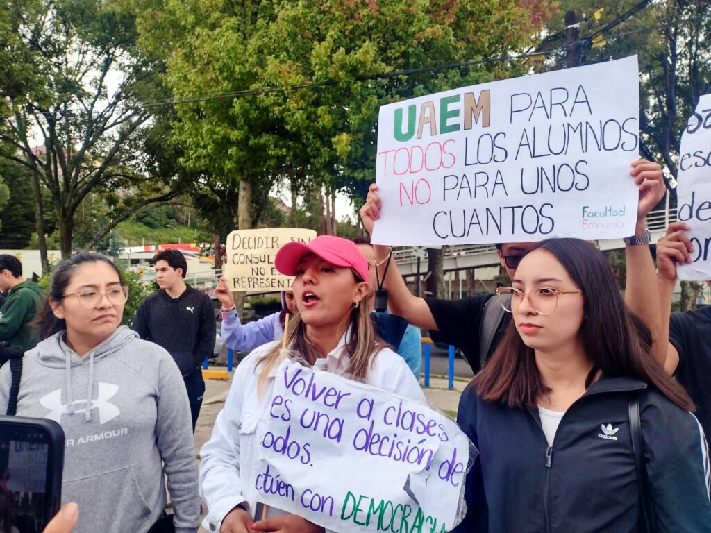 Alumnos de la UAEMéx marchan para exigir el fin del paro y el regreso a clases