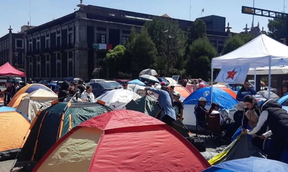 Plantón magisterial frente al Palacio de Gobierno en Toluca