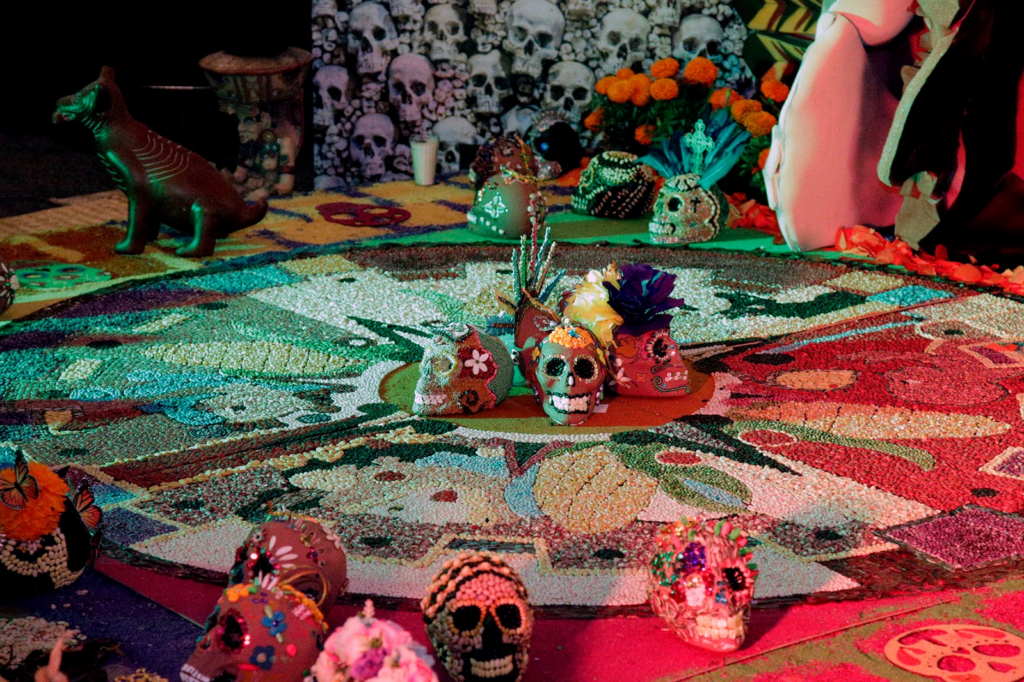 Participan estudiantes en elaboración de la Ofrenda Monumental de Palacio de Gobierno