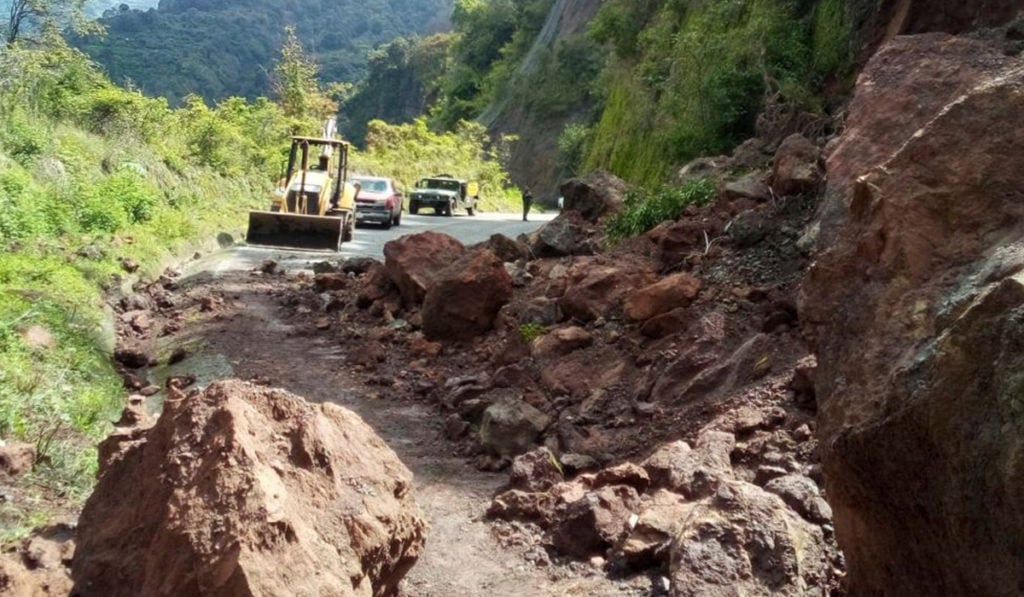 Avanzan trabajos para atender afectaciones en carreteras del sur