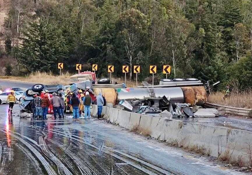 Pipa con jarabe volca sobre la carretera Acambay-Atlacomulco