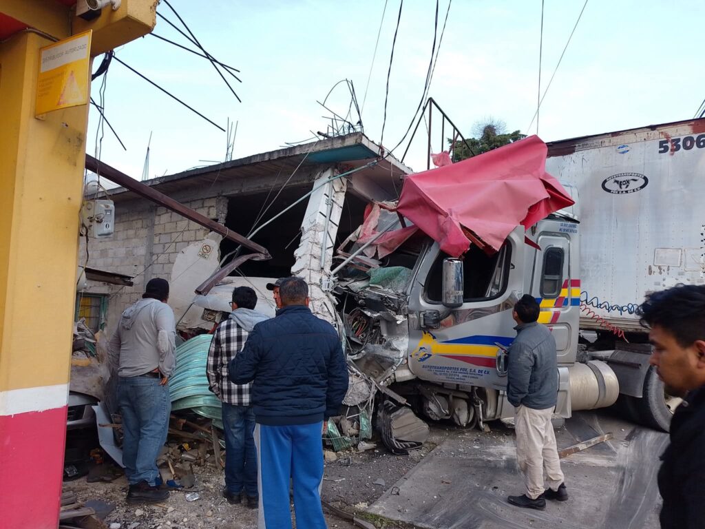 Tráiler choca contra una casa en el boulevard Aeropuerto en Toluca; hay dos lesionados
