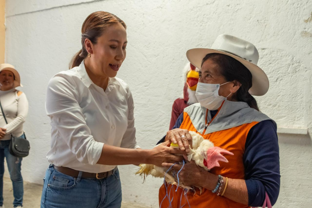Entrega la diputada priista gallinas ponedoras a vecinas y vecinos de San Lorenzo Toxico