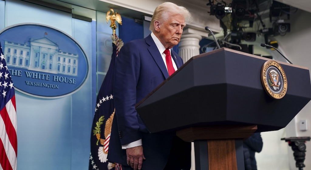 Trump culpa a gobiernos de Obama y Biden por choque de avión y helicóptero en Washington