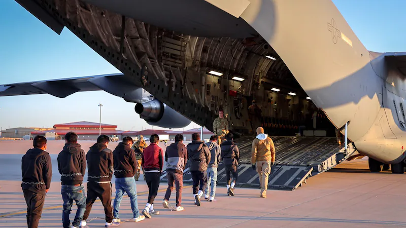Esposados de pies y manos: Casa Blanca exhibe primeras fotos de migrantes deportados por Trump