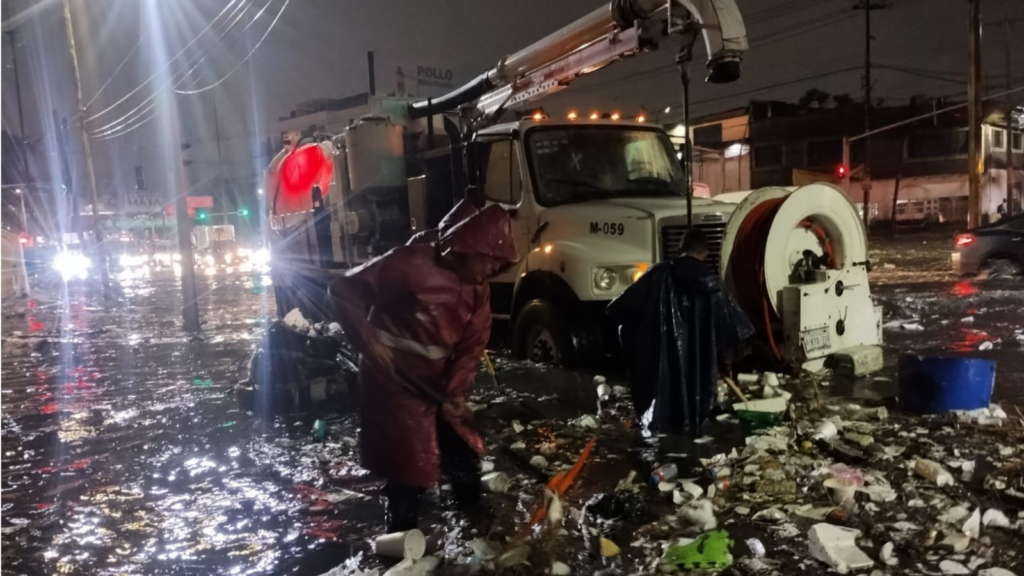 Trabajan 200 brigadistas y 58 máquinas de desazolve en Valle de Toluca y Zona Oriente para atender estragos por lluvias