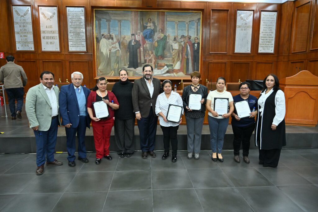 Presidente de la Jucopo Francisco Vázquez entrega certificados y testamentos a personal del Congreso