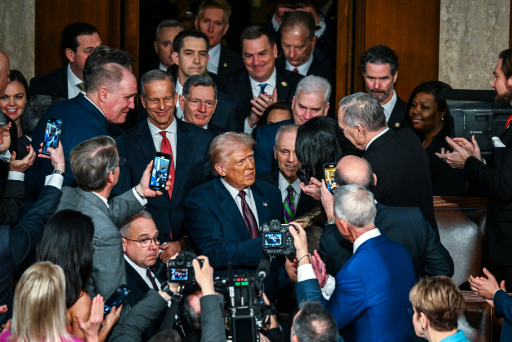 El Presidente Donald Trump celebra sus medidas, pero no habla de los costos