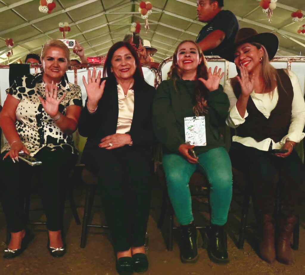 Reconoce alcaldesa Rosi Wong el incansable trabajo del magisterio tecamaquense el Día del Maestro