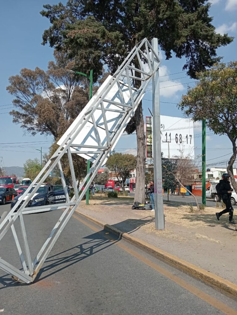 Se desploma estructura de metal en Toluca; no hay lesionados