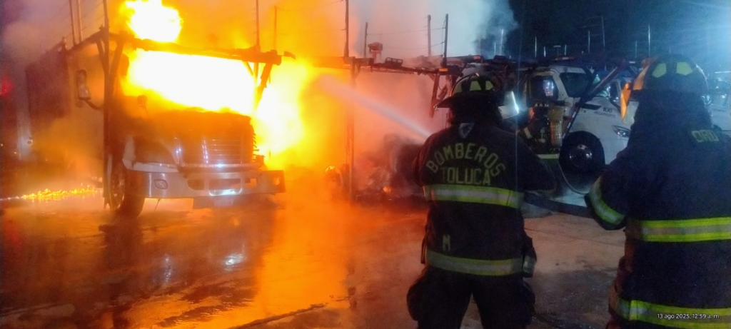 Controlan incendio de tractocamiones en Toluca