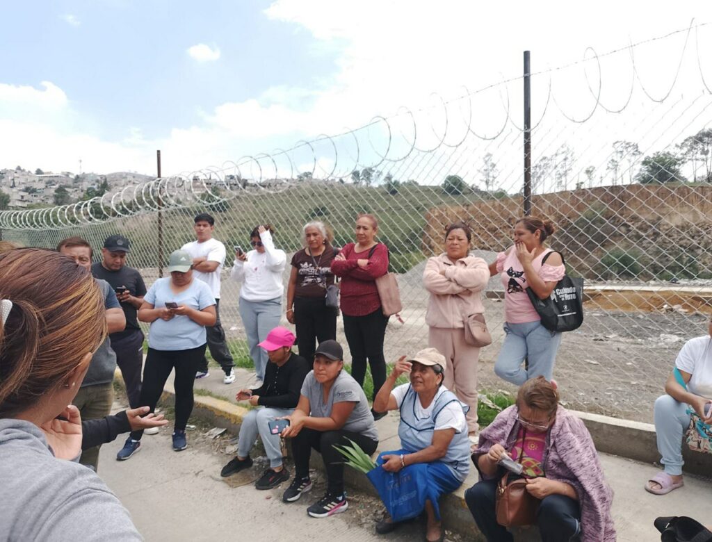 Bloquean pozo en protesta por falta de agua y drenaje colapsado