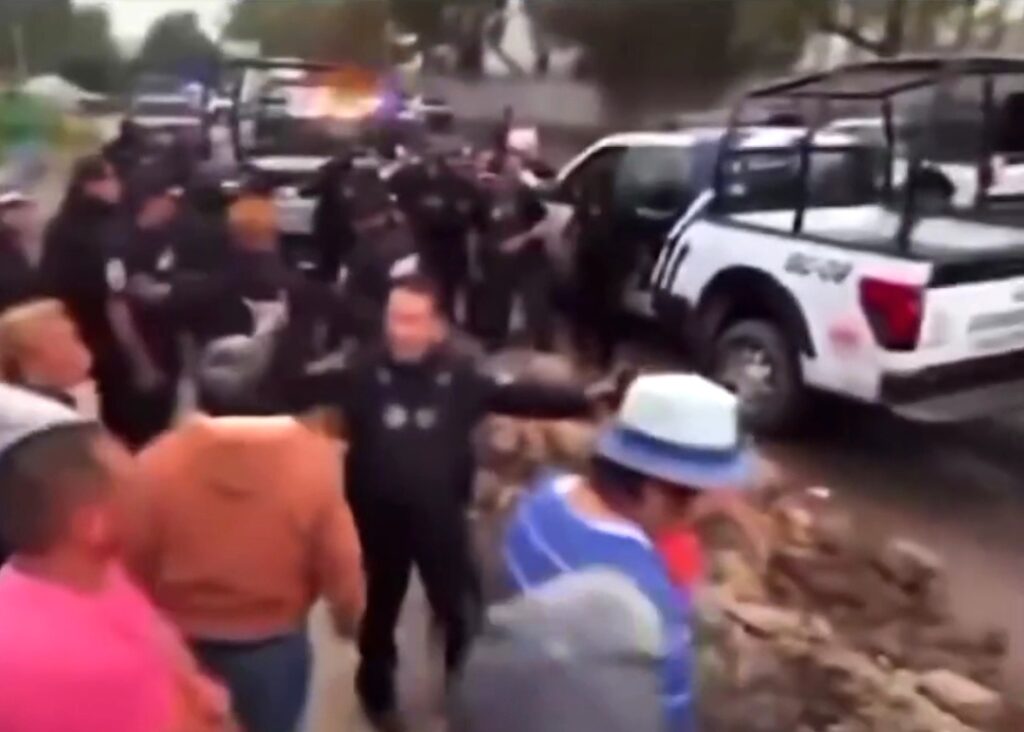 Policías de Cuautitlán y Teoloyucan se enfrentan a golpes y balazos por disputa de predio