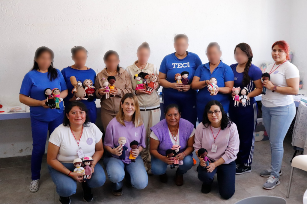 “Mujeres Icónicas”, colección de muñecas tejidas por reclusas en Edoméx