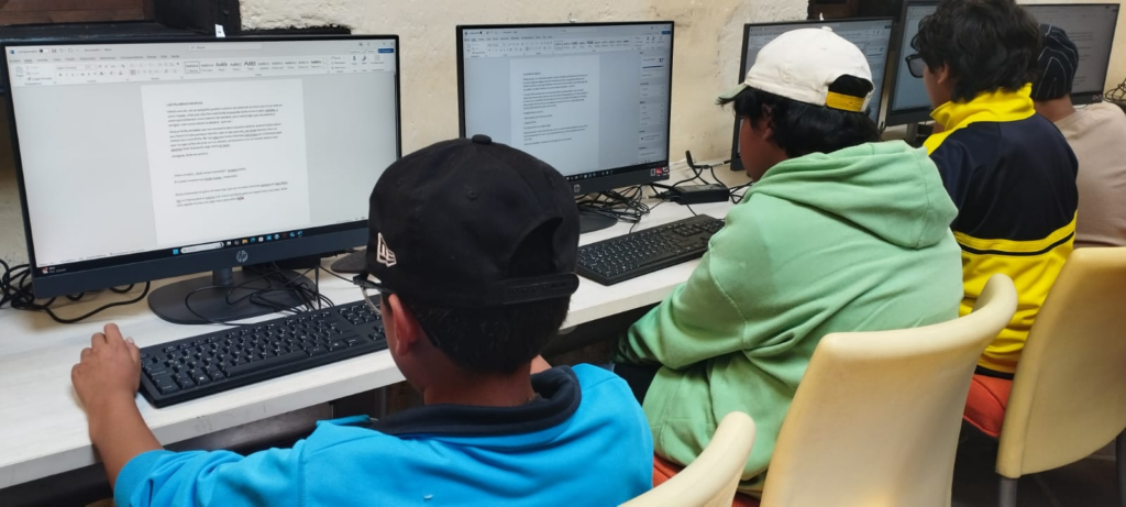 Promueve asistencia privada del Edoméx taller de cómputo para niñas y niños