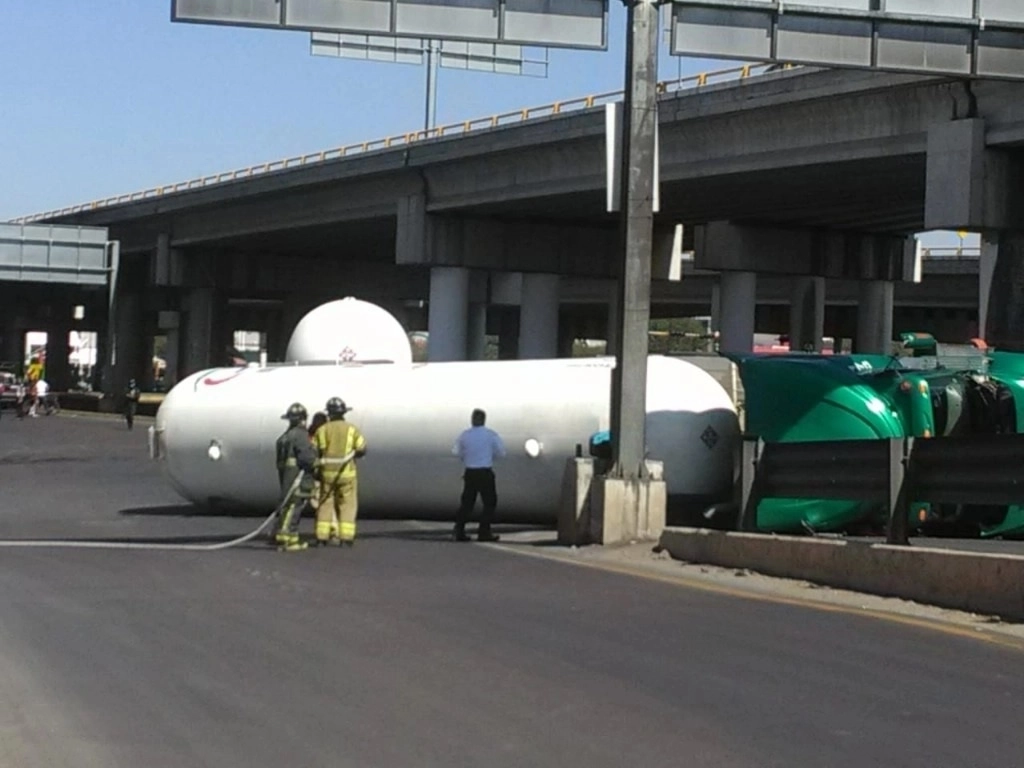 Vuelca pipa en la carretera México-Toluca