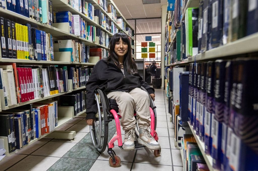 La inclusión no sólo se construye con rampas: María Ávila, universitaria usuaria de silla de ruedas