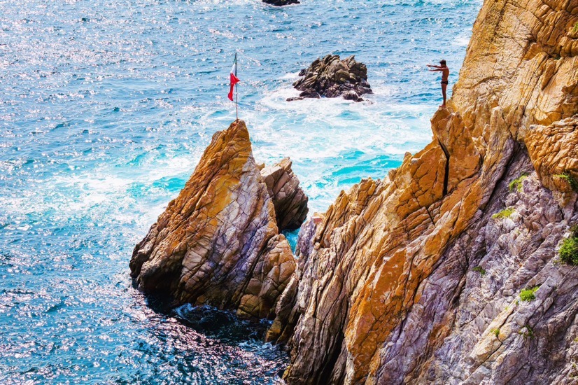Clavadistas de La Quebrada en Acapulco reciben Récord Guinness por salto de cabeza más alto del mundo