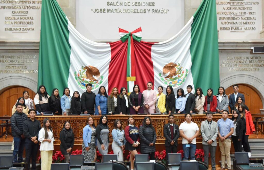 Efectúan simulador legislativo juvenil