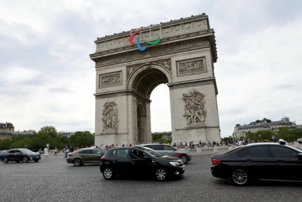 Hombre armado con cuchillo intenta atentar contra un gendarme en París